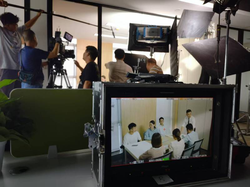双城市TVC拍摄公司：科技产品视觉化大师，诠释未来感与功能美学